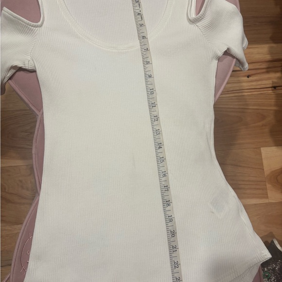 H&M white Cold-Shoulder Ribbed Top size medium - Picture 6 of 7